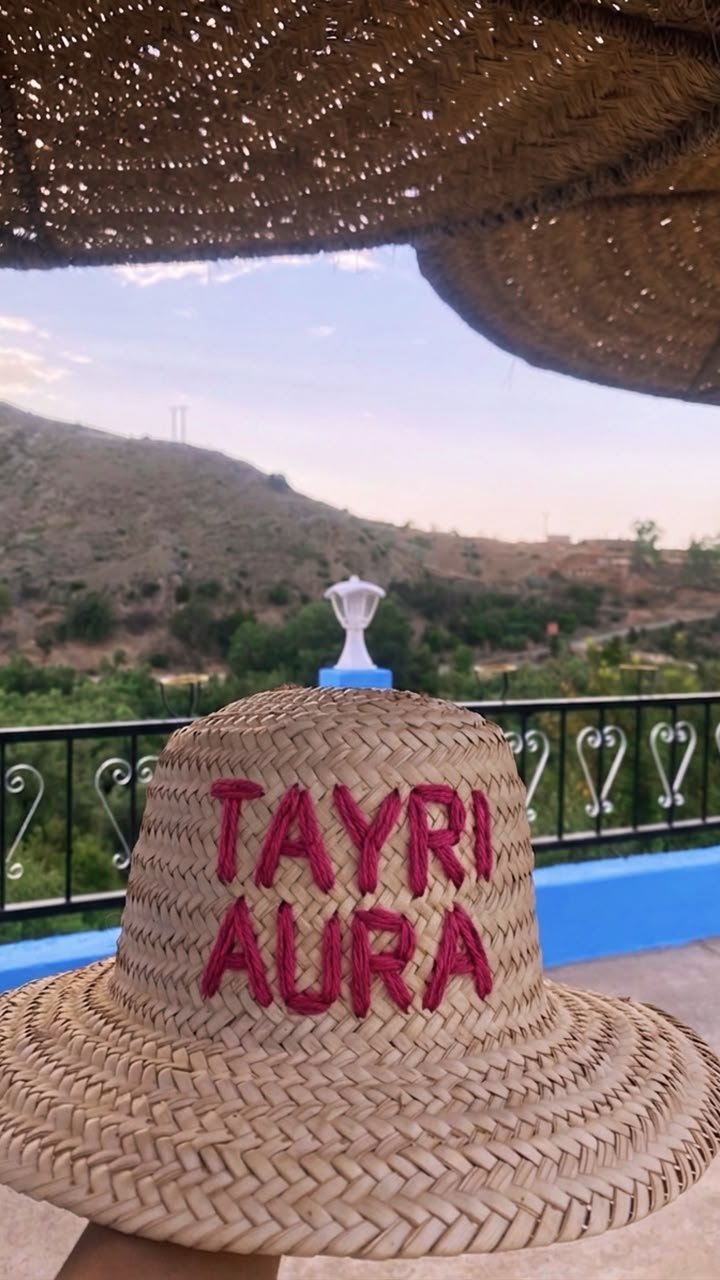 Chapeau brodé Tayri Aura face aux montagnes de l'Atlas