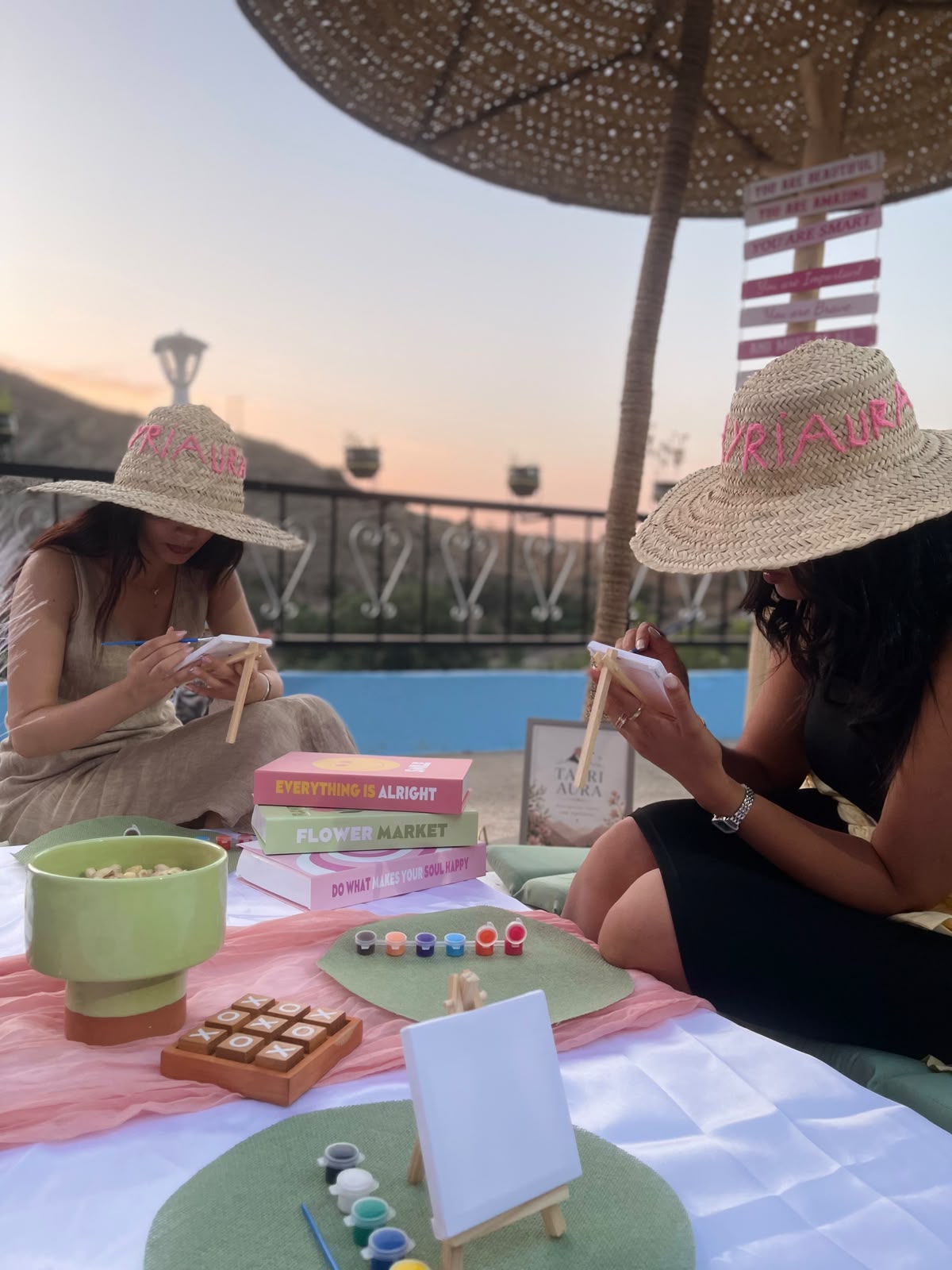 Atelier peinture au coucher du soleil sous le parasol en paille