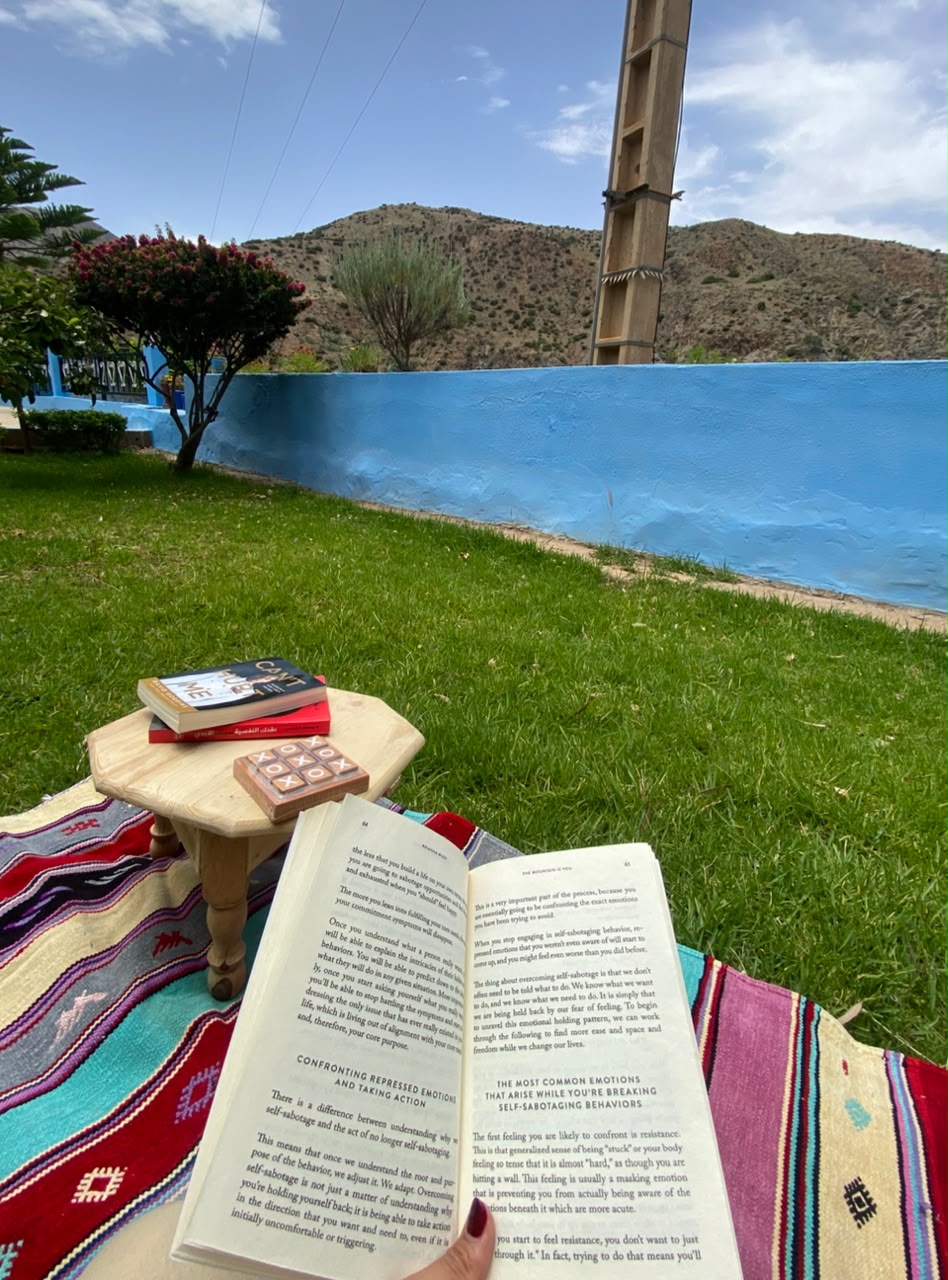 Lecture sur tapis berbère dans le jardin