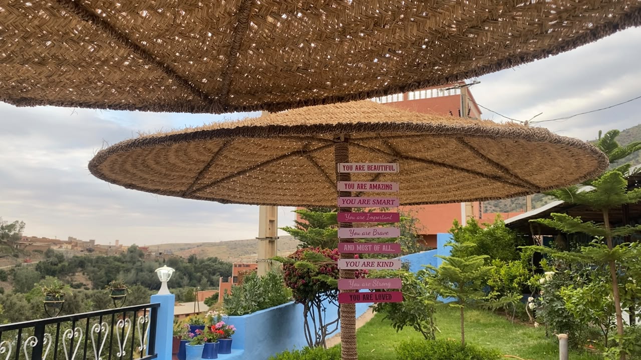 Parasols en paille et pancartes d'affirmations positives
