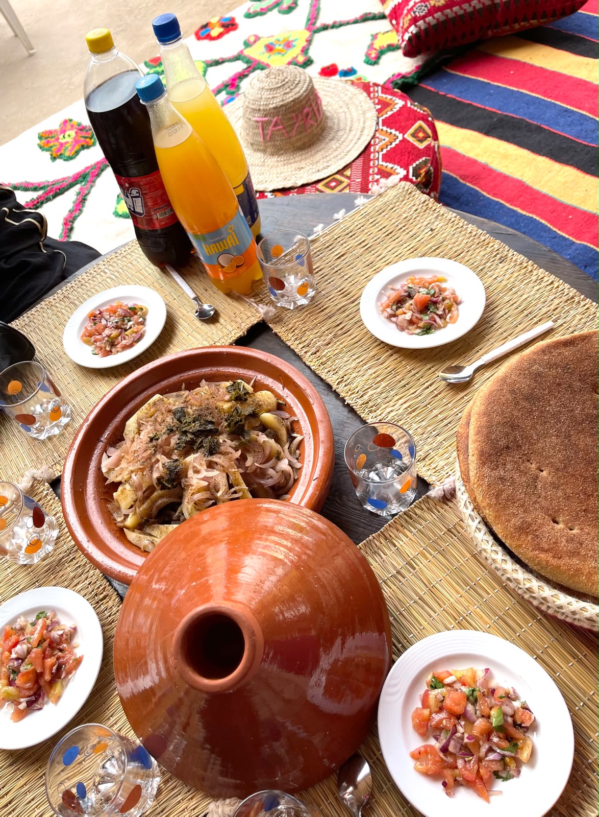 Tajine, pain traditionnel et salades marocaines sur la table basse du domaine