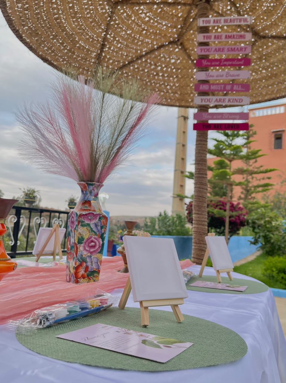 Atelier peinture en plein air avec chevalets et toiles blanches au domaine Tayri Aura près de Marrakech
