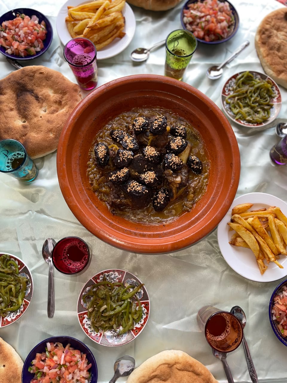 Tajine sucré-salé aux pruneaux et sésame, pain traditionnel, frites et salades marocaines à Tayri Aura